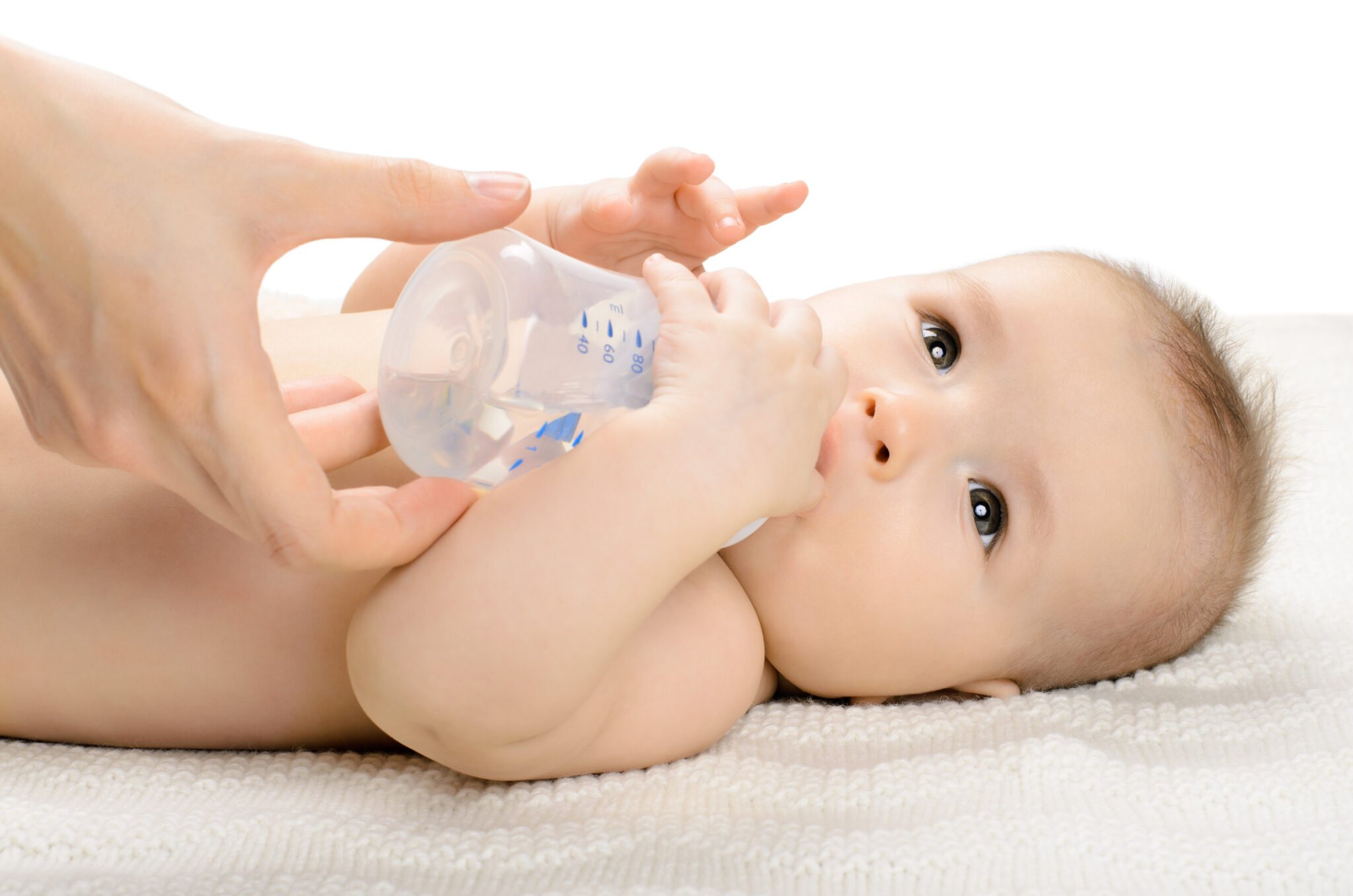 Вода младенцу пить. Водичка для новорожденных. Грудничок в воде. Допаивание новорожденных. Вода для новорожденных детей.